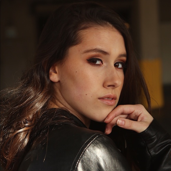 Meet your Posher, Kylie - Picture 1 of 1